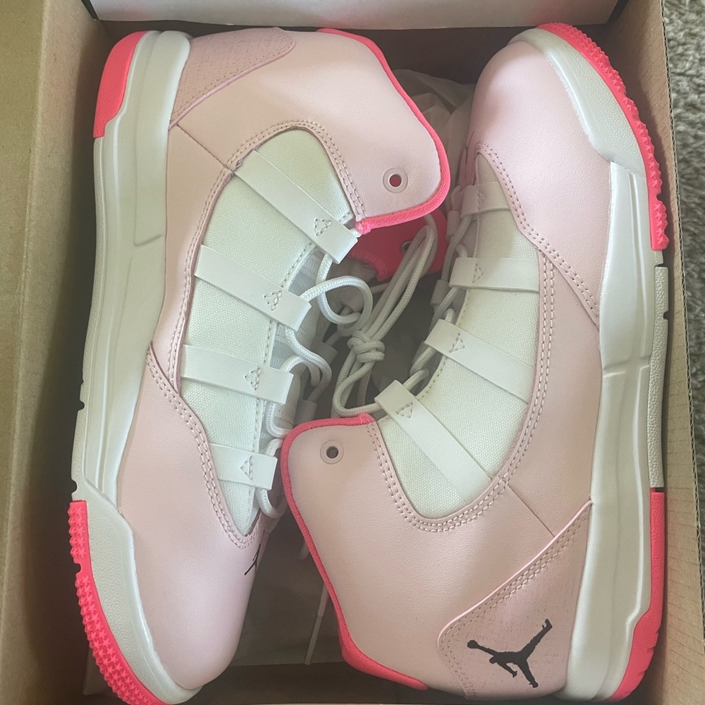 Jordan Max Aura size 3Y.